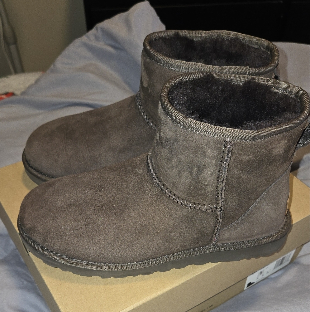 Womes UGG Classic Mini - 8 - Picture 4 of 8